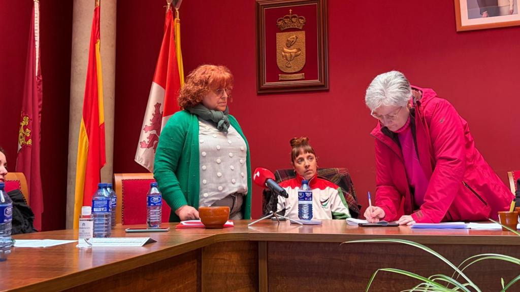 La nueva alcaldesa de Mansilla de las Mulas, la socialista Vicenta García, durante el pleno de este lunes en el Ayuntamiento de la localidad