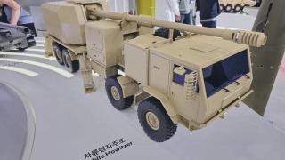 Maqueta del obús K9 sobre ruedas 8x8 exhibida pro Hanwha