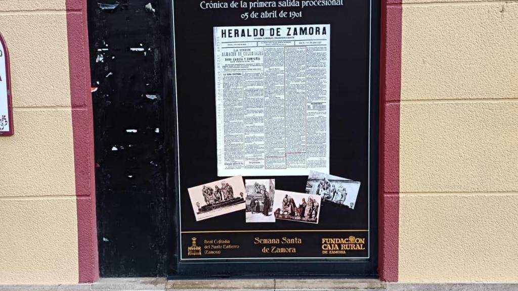 Vinilos en las fachadas de comercios en Zamora por el 125 aniversario del paso de la 'Conducción al sepulcro'.