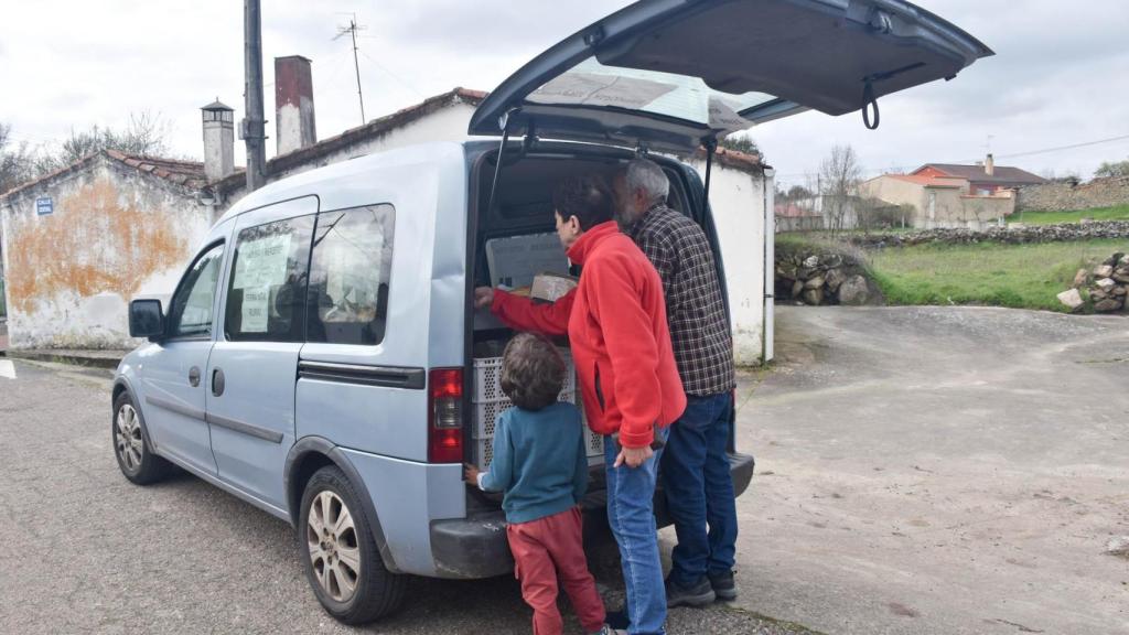 Comprando el pan ambulante en Brincones (Salamanca).