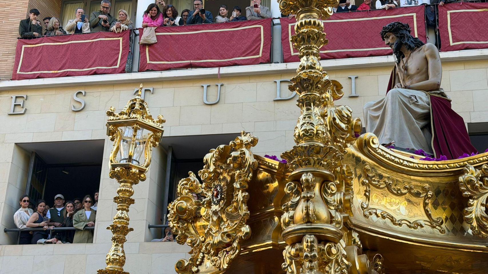 Antonio Banderas y María Pombo, en el balcón de Estudiantes, junto a sus familias.