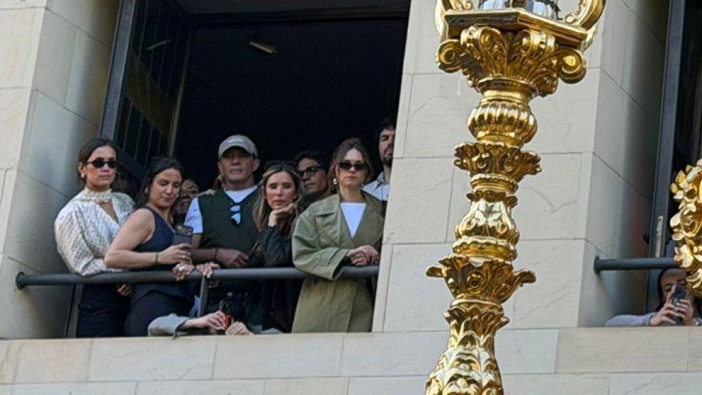 Antonio Banderas y María Pombo, en el balcón de Estudiantes, junto a sus familias.