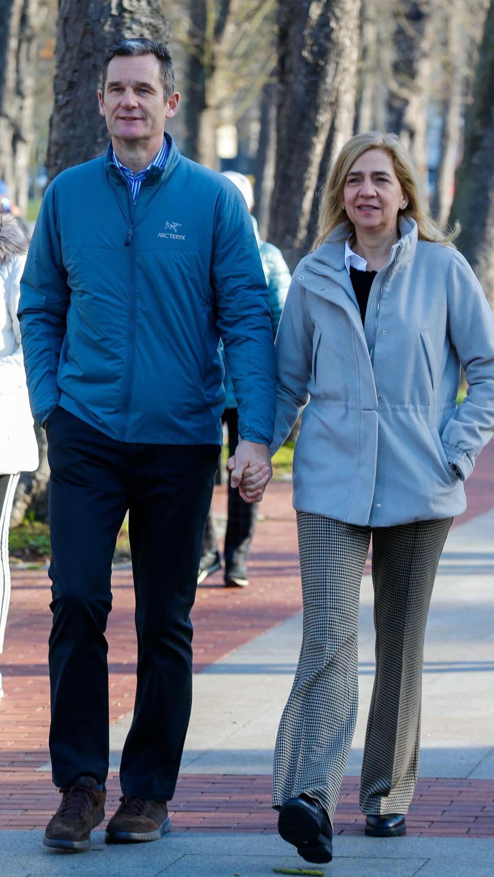 Los ex duques de Palma paseando por Vitoria en 2019.