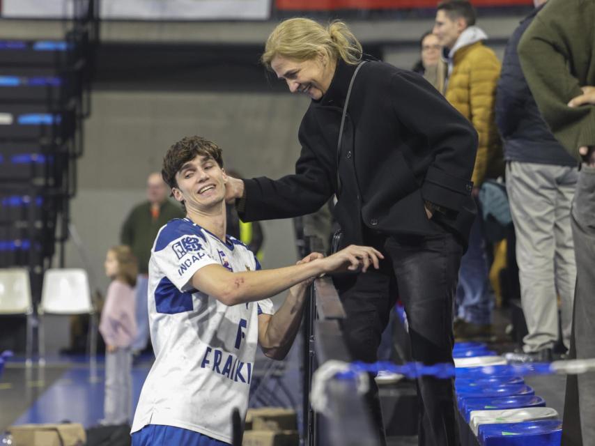 La infanta Cristina, saludando a su hijo Pablo tras disputar uno de sus partidos.