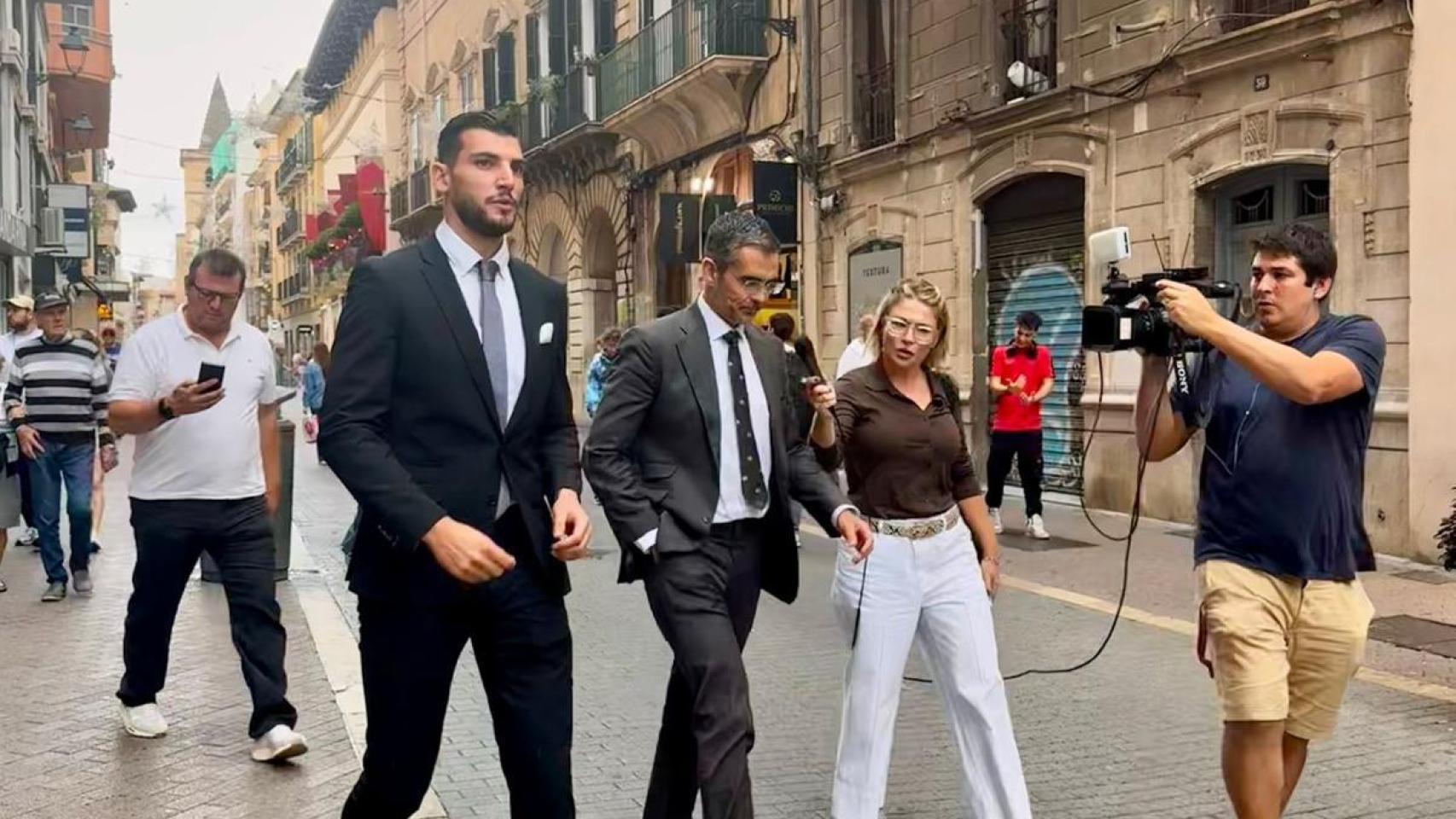 Rafa Mir, junto a sus servicios jurídicos.