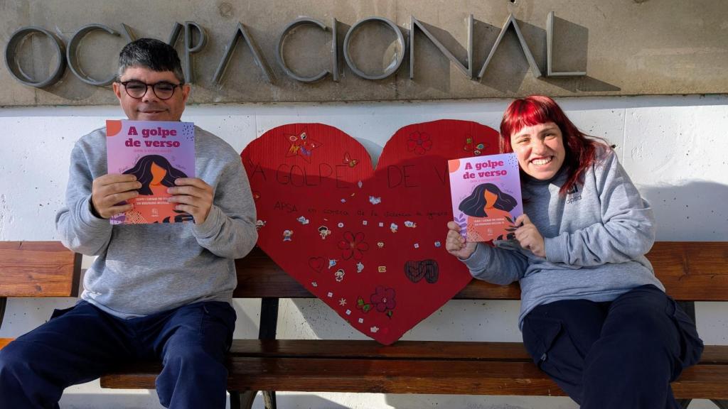 José Francisco y Sara, usuarios de APSA, sosteniendo su obra.