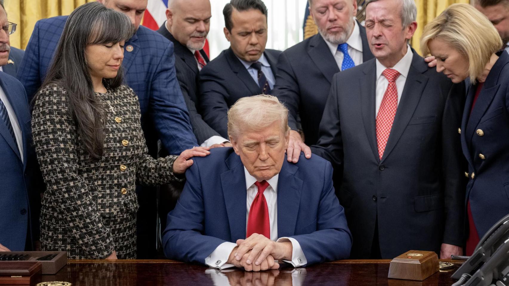 Donald Trump rodeado de pastores en la Casa Blanca.