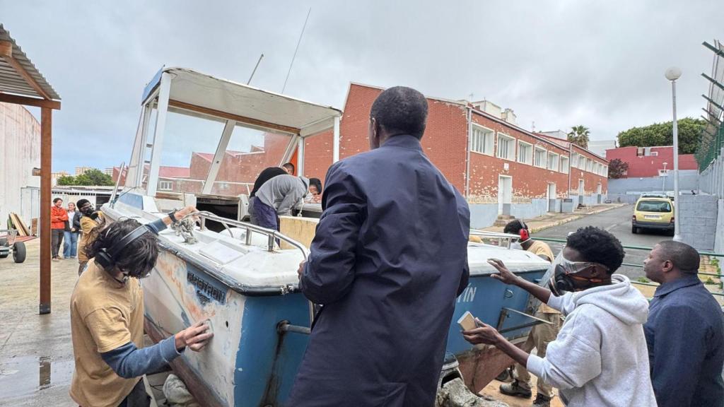 El Embajador y Vice Embajador de la República de Gambia visitan la restauración del barco en Las Palmas de Gran Canaria.
