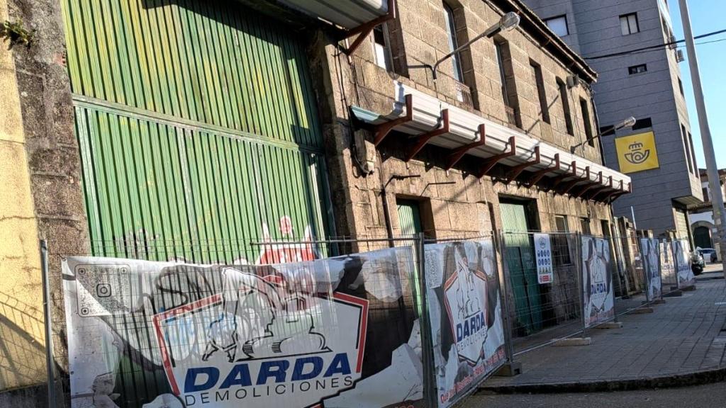 Lona de la empresa encargada de la demolición de la nave de Sacco, en Vigo
