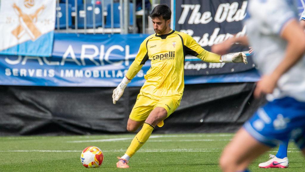El portero del Algeciras CF, Iván Moreno, saca de puerta durante un partido.