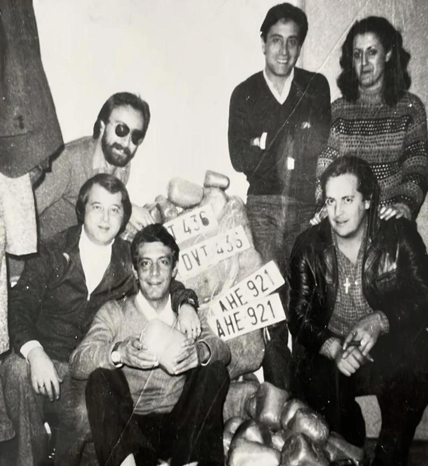 María José García Sánchez (derecha), en una imagen de sus primeros años en la Policía Nacional, posa junto a varios compañeros en una escena cotidiana que hoy adquiere otro peso: la de una joven inspectora de 23 años que formó parte de la primera promoción de mujeres en el cuerpo y que, apenas dos años después, sería asesinada a quemarropa en un operativo antiterrorista en Zarautz.