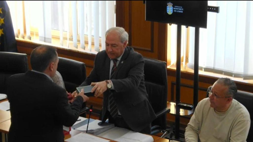 Miguel Tomé toma posesión del acta de concejal en un pleno de Monforte presidido por su padre, José Tomé