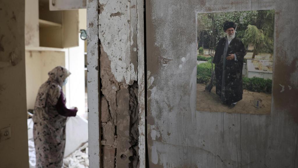 Un póster del ayatolá Alí Jamenei en una casa bombardeada por Israel en Teherán.