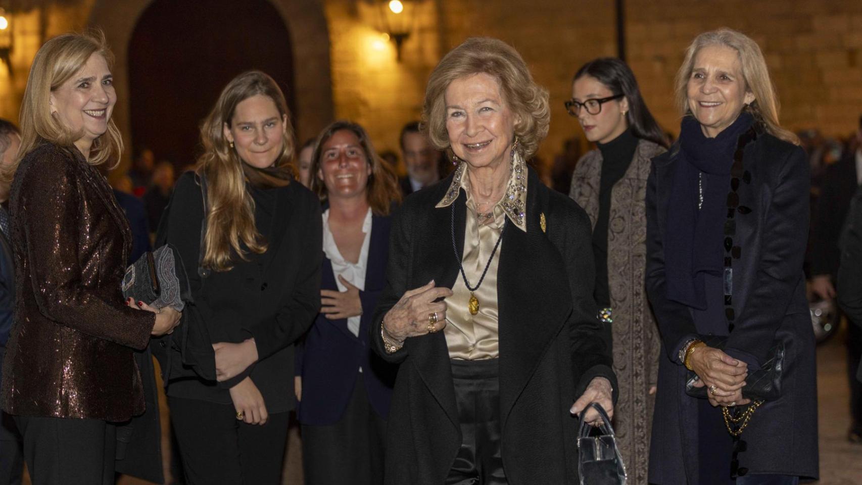 La reina Sofía junto a sus hijas, Elena y Cristina, y dos de sus nietas, Victoria Federica e Irene Urdangarin.