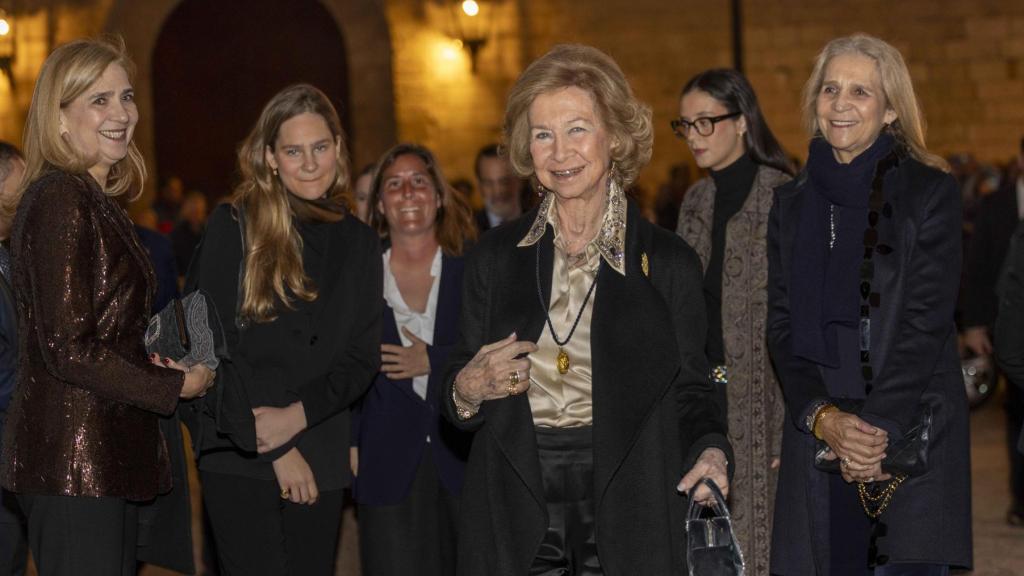 La reina Sofía junto a sus hijas, Elena y Cristina, y dos de sus nietas, Victoria Federica e Irene Urdangarin.