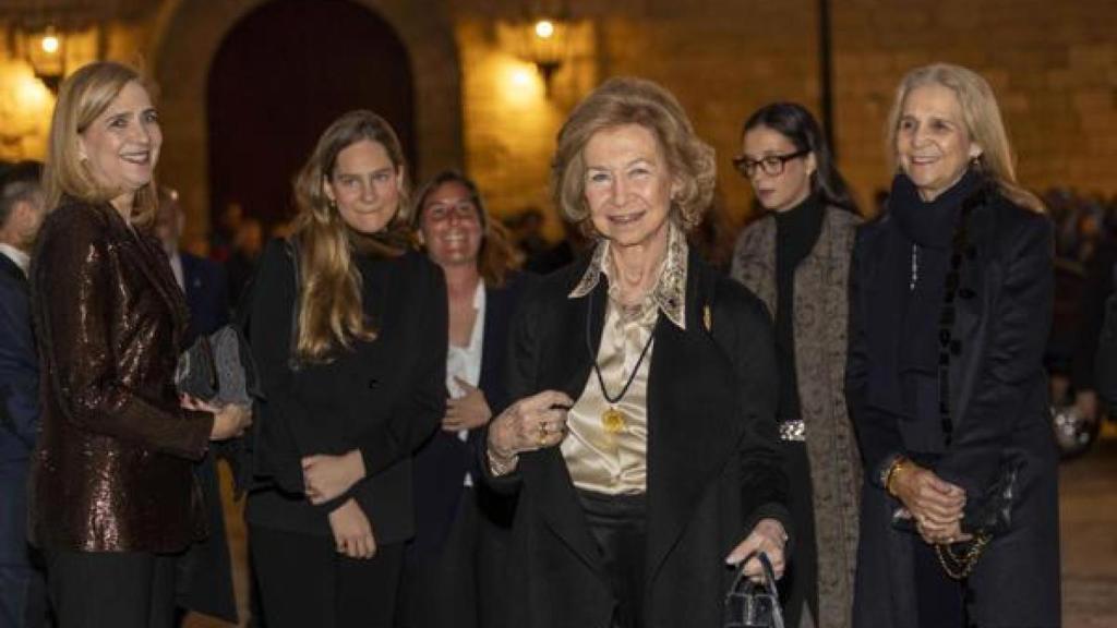 La Emérita, sus hijas y sus dos nietas mayores, este lunes, en Mallorca.