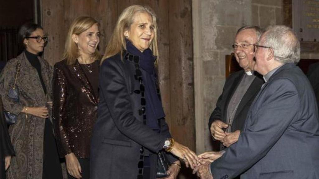 Las infantas Elena y Cristina, este lunes.