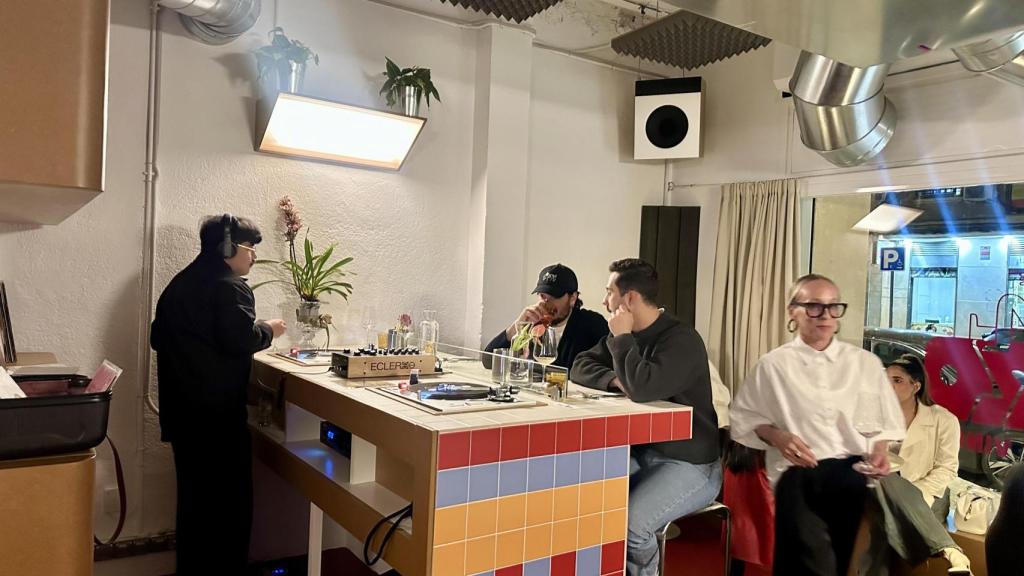 LAZO, café de día, vinos de noche.