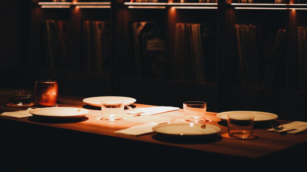 Una mesa y vinilos en Willy HIFI.