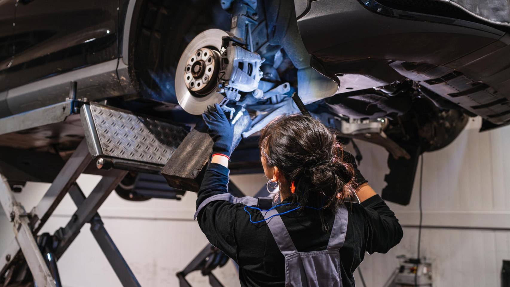 Un mecánico en una foto de archivo.