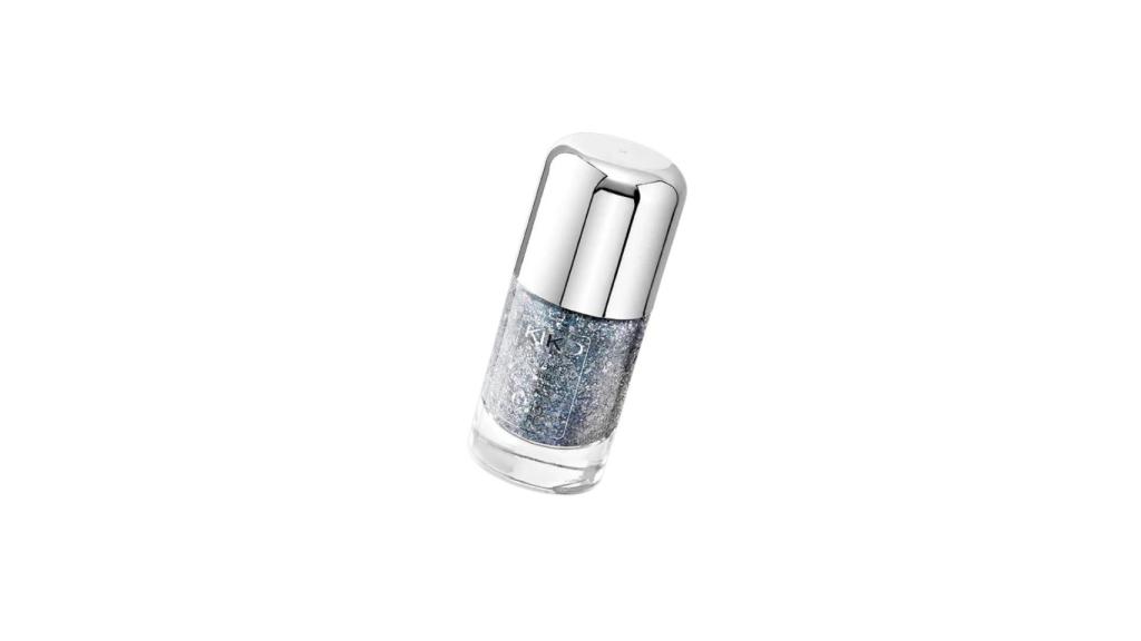Esmalte de Kiko Milano Snow-kissed holiday metallic & glitter nail lacquer en el tono 03 Silver Stardust. Ahora se encuentra disponible por 3,50 € (antes 6,99).