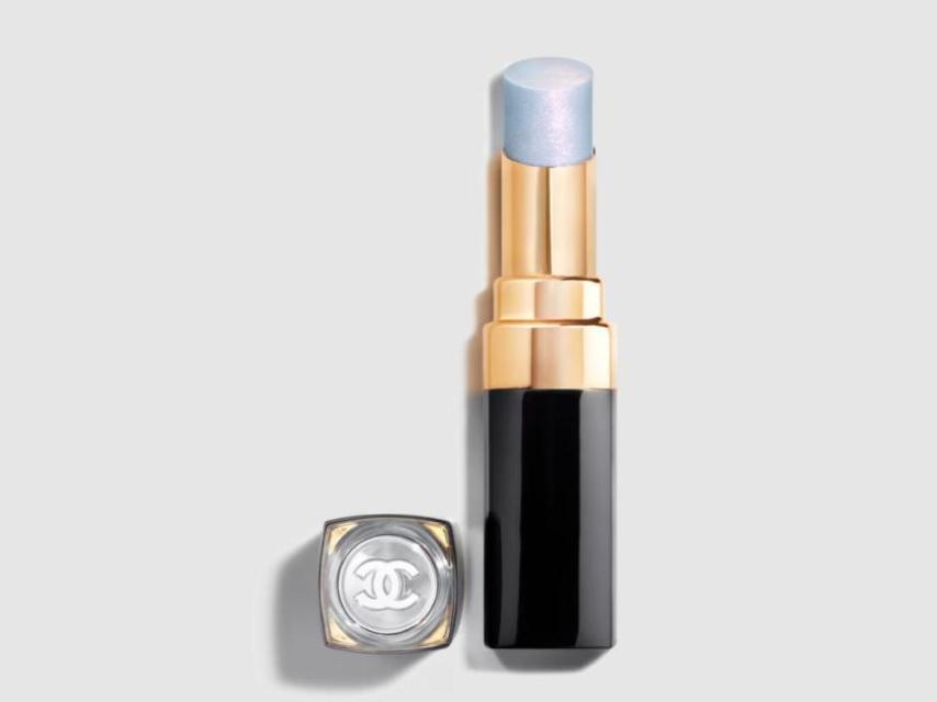 El labial ROUGE COCO FLASH en el tono 284 Baby Blue, por 51 €.