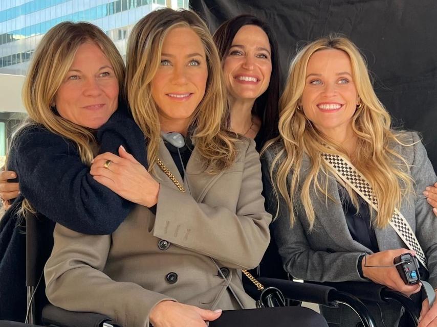 Jennifer Aniston y Reese Witherspoon y sus compañeras de la serie 'The Morning Show', en una foto de redes.
