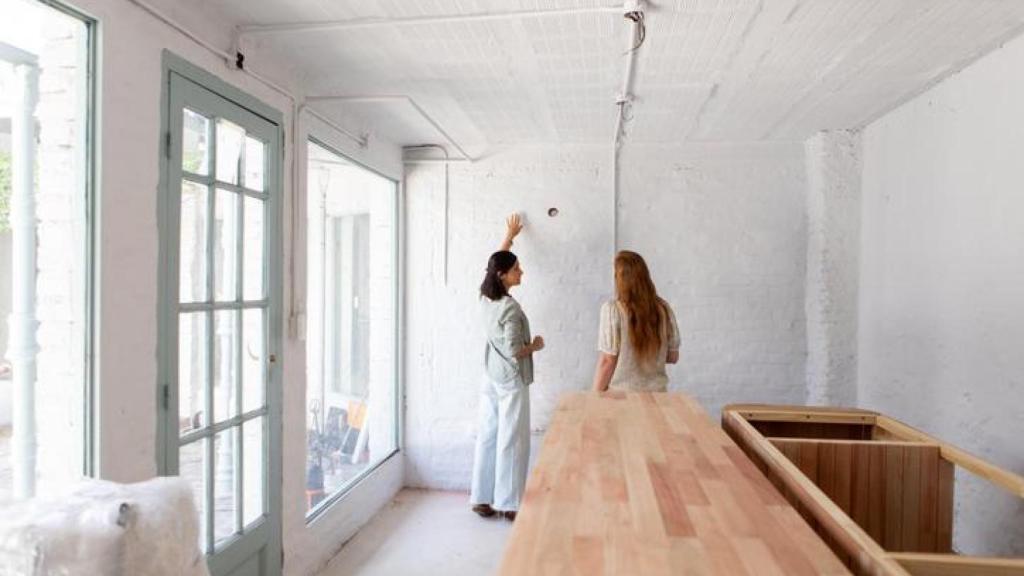 Arquitectas  durante la reforma de una vivienda.