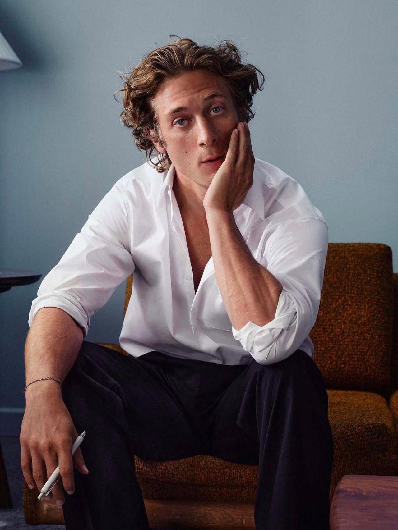 Jeremy Allen White en una de sus campañas para la casa.