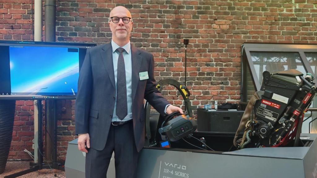 Timo Toikkanen, CEO de Varjo, junto al simulador.