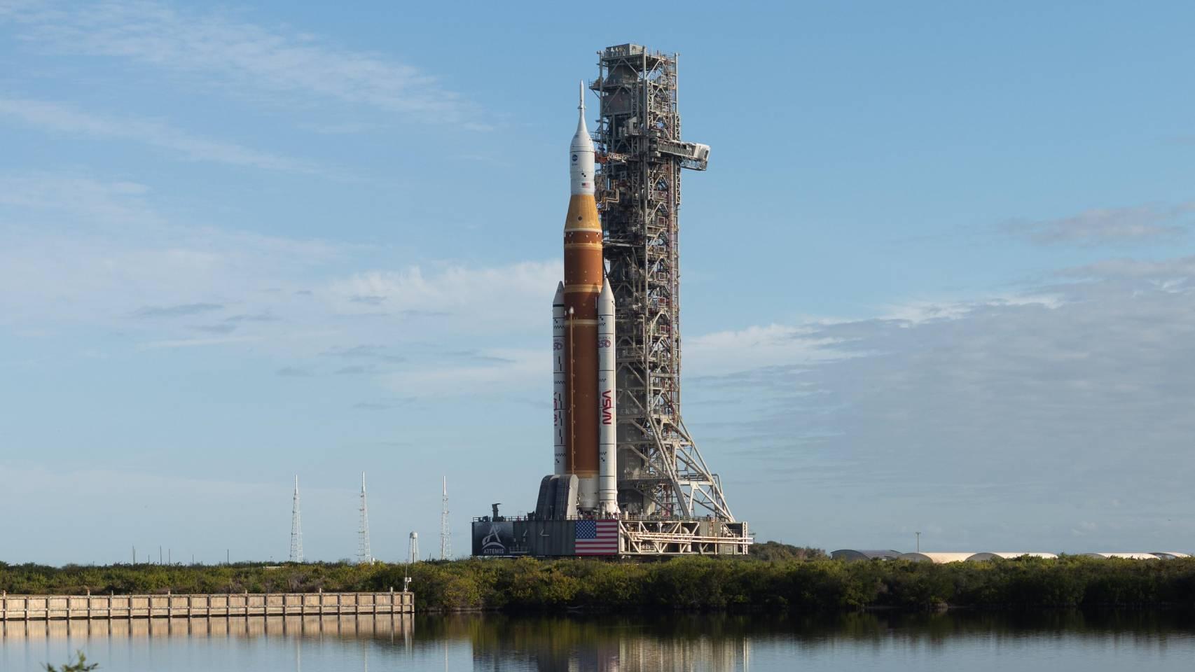 El cohete Artemis II en la plataforma de lanzamiento.