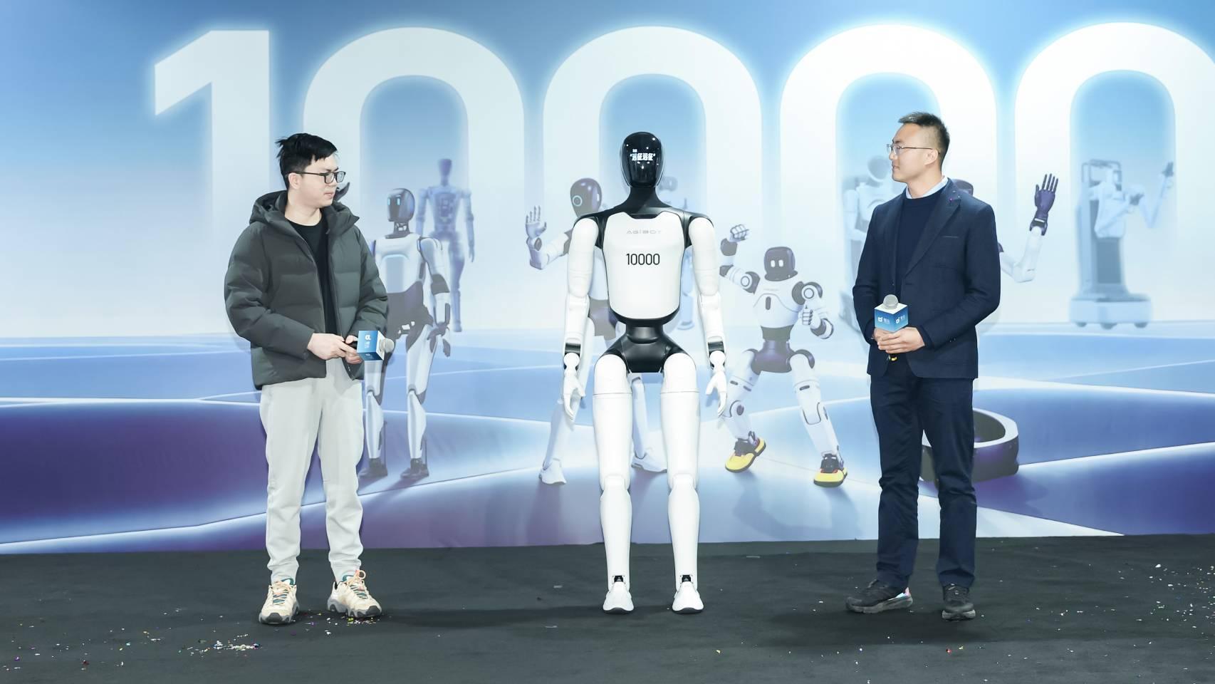Momento del evento en el que Agibot anuncia su robot humanoide número 10.000.