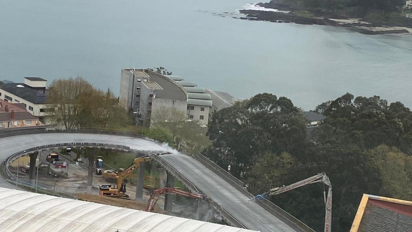Así desaparece el 'scalextric' del CHUAC: derribado el acceso al Hospital de A Coruña