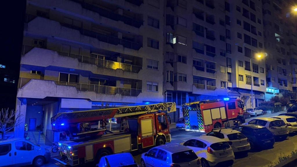 Dos camiones de bomberos en la calle Celso Emilio Ferreiro de Vigo, en donde se halló el cadáver de un anciano.