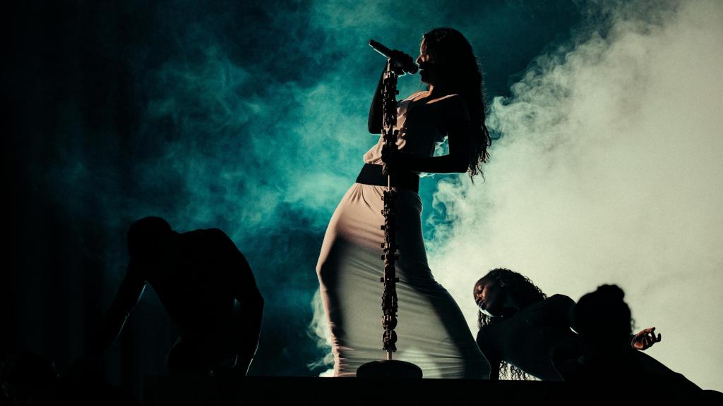 Rosalía cantando una saeta en su concierto de este lunes en el Movistar Arena de Madrid. Foto: Sharon López