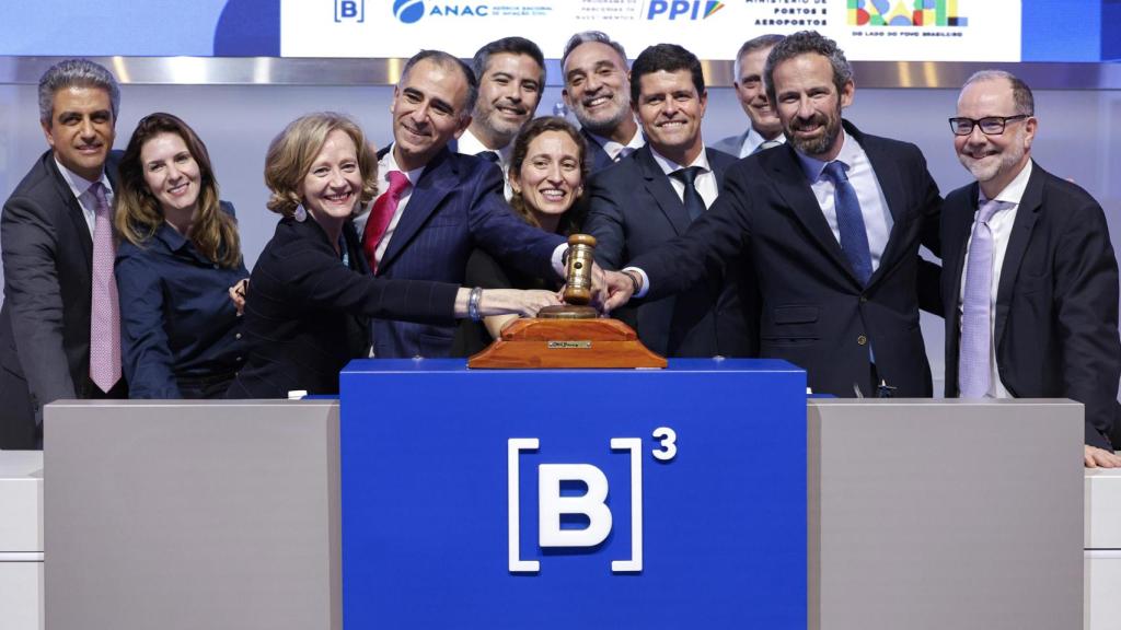 Representantes de la operadora aeroportuaria española Aena celebran este lunes en la Bolsa de Valores B3 en Sao Paulo (Brasil), la adjudicación en una subasta pública de la concesión para gestionar el Galeão de Río de Janeiro que es la tercera terminal aérea de mayor movimiento en el país.