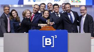 Representantes de la operadora aeroportuaria española Aena celebran este lunes en la Bolsa de Valores B3 en Sao Paulo (Brasil), la adjudicación en una subasta pública de la concesión para gestionar el Galeão de Río de Janeiro que es la tercera terminal aérea de mayor movimiento en el país.