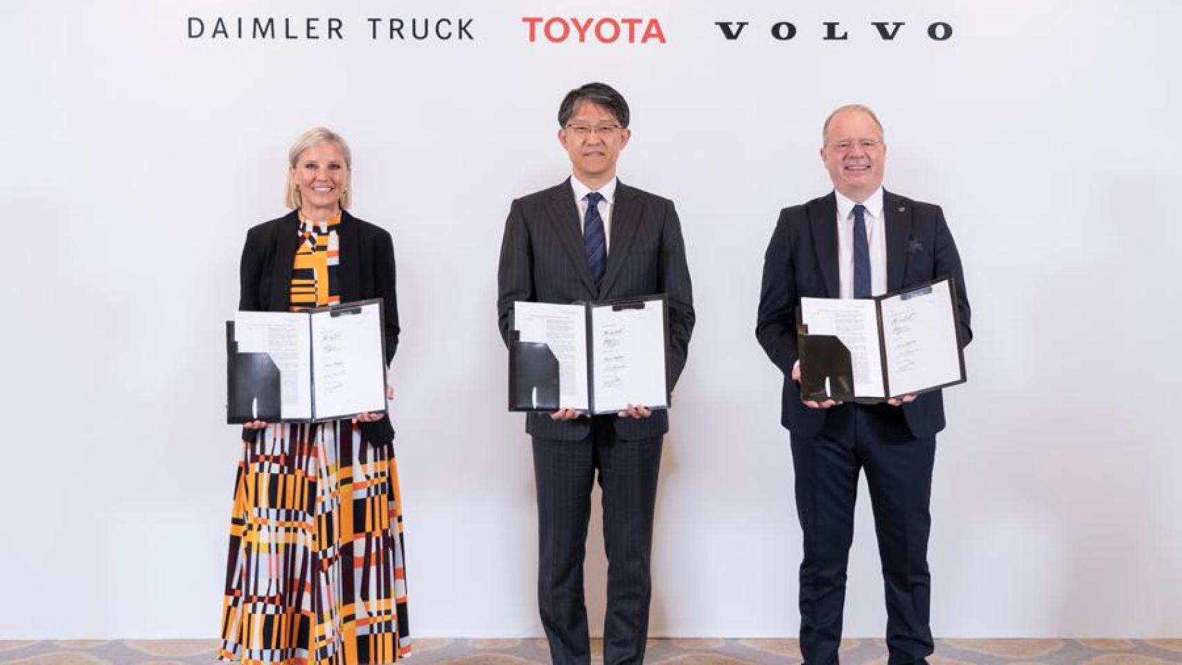 De izquierda a derecha: Karin Rådström, presidenta de Daimler Truck; Koji Sato, presidente de Toyota Motor Corporation; y Martin Lundstedt, presidente de Volvo Group
