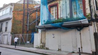Solar vacío desde hace décadas junto a una casa desocupada en la calle Orzán de A Coruña.