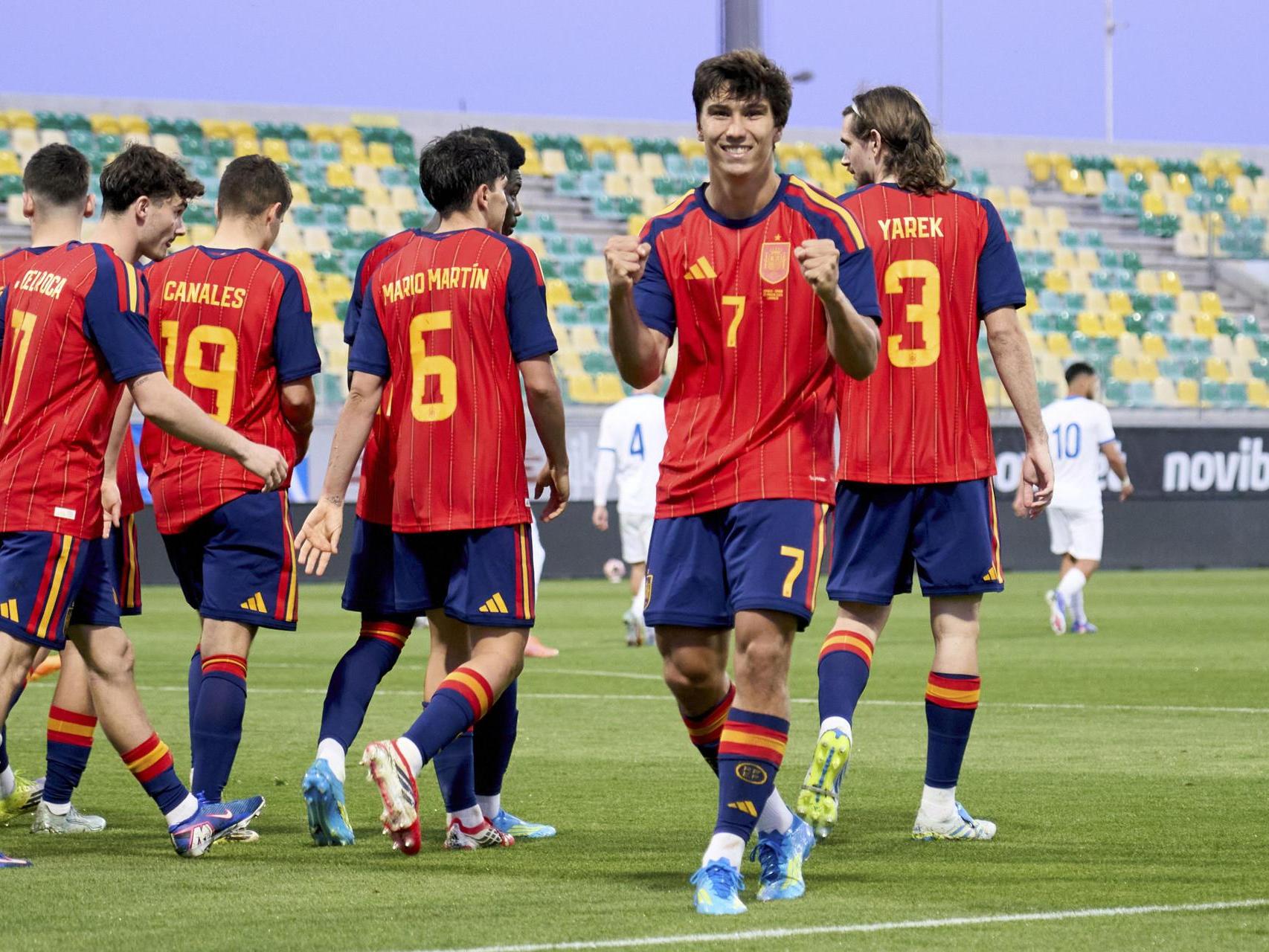 Gonzalo García celebra un gol con la sub21 de España