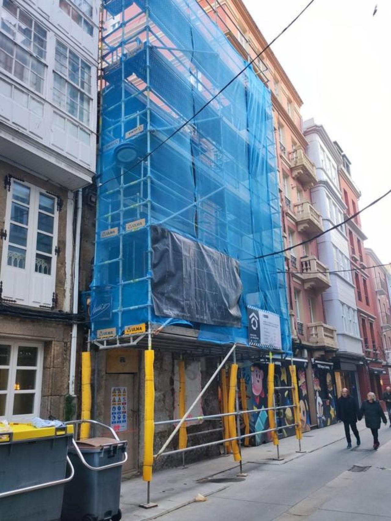 Edificio en recuperación en el tramo peatonal de la calle Orzán.