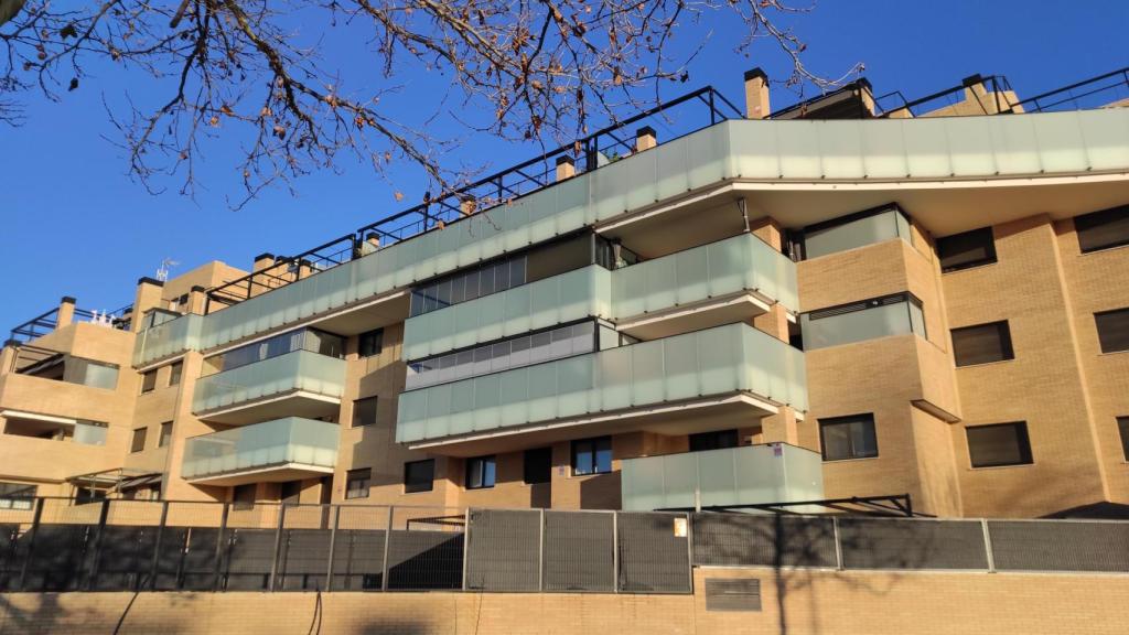 Un edificio con terrazas.