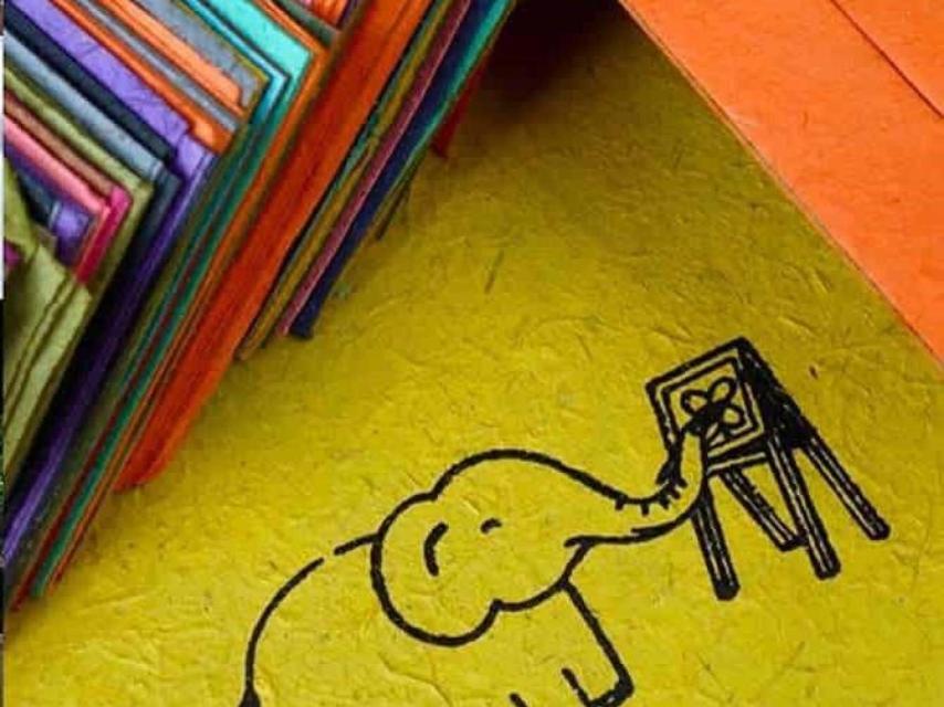 Papel hecho con caca de elefante que se utiliza para recuerdos y souvenirs.