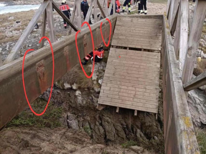 Todos los círculos rojos se corresponden con tornillería oxidada o partida en la pasarela de El Bocal.