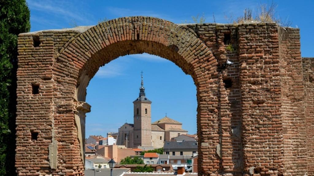 Arcos de San Andrés y de fondo el núcleo urbano de Casarrubios del Monte.