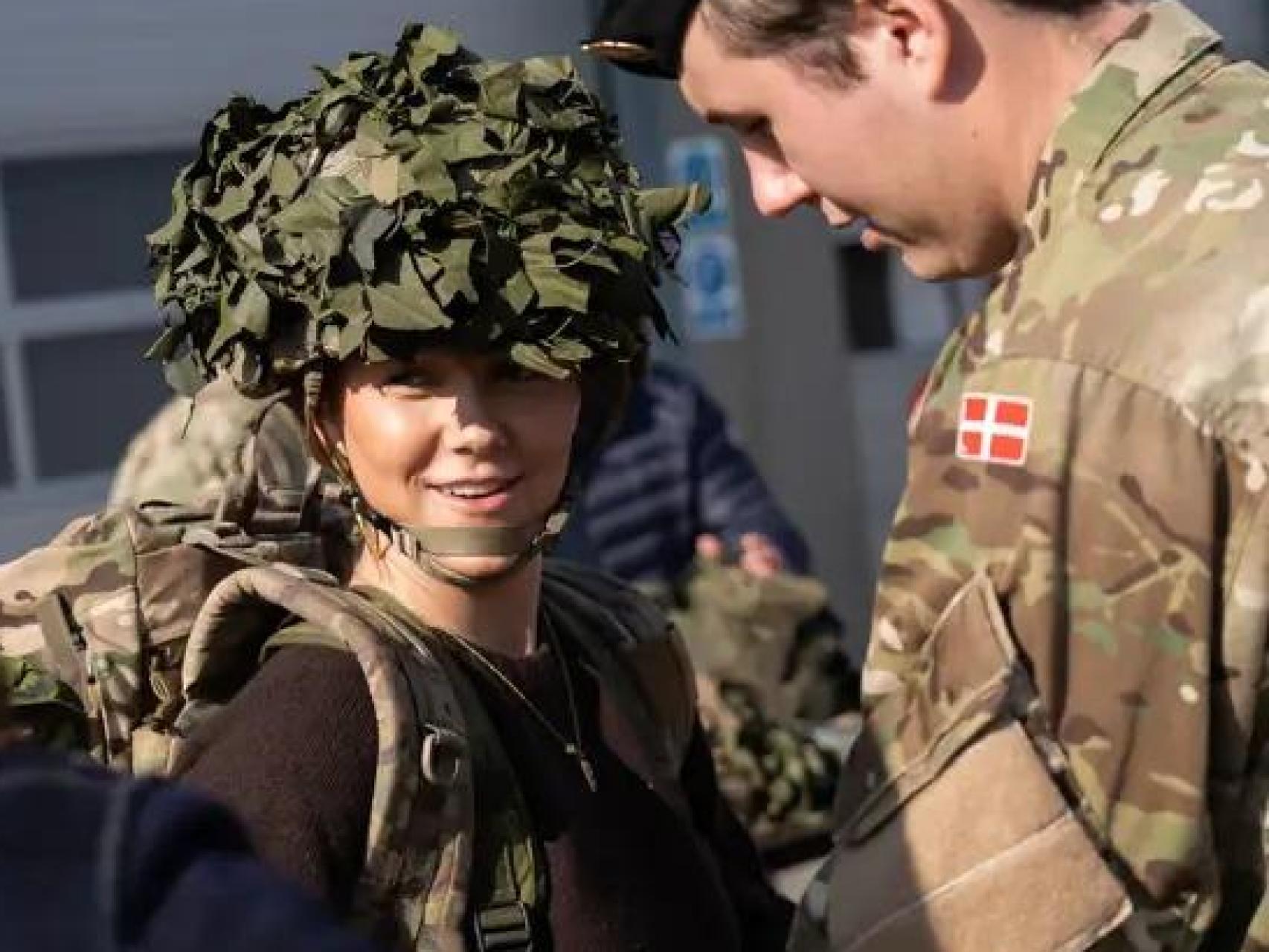La Princesa, visitando a su hermano en el cuartel del Regimiento de Húsares de la Guardia.