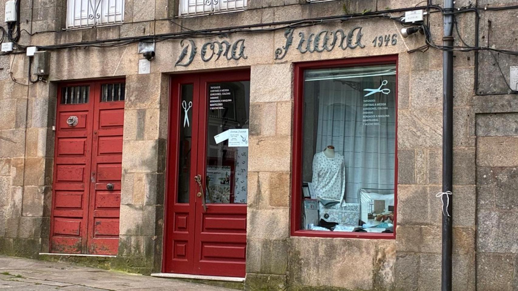 La tienda que sobrevive en la Praza de Abastos de Santiago tras 80 años: Vivimos de recuerdos