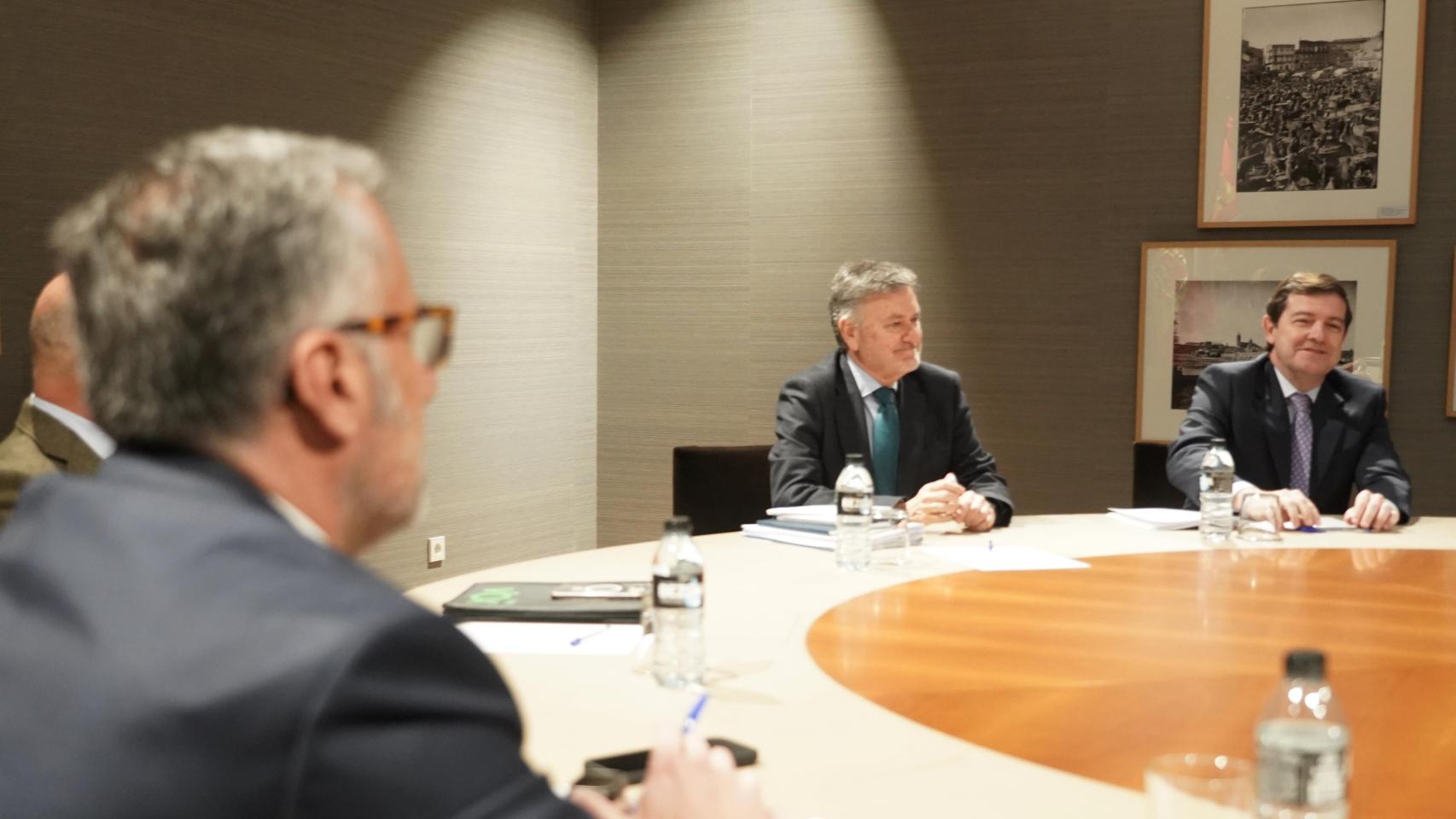 Alfonso Fernández Mañueco se reúne con el candidato de Vox, Carlos Pollán