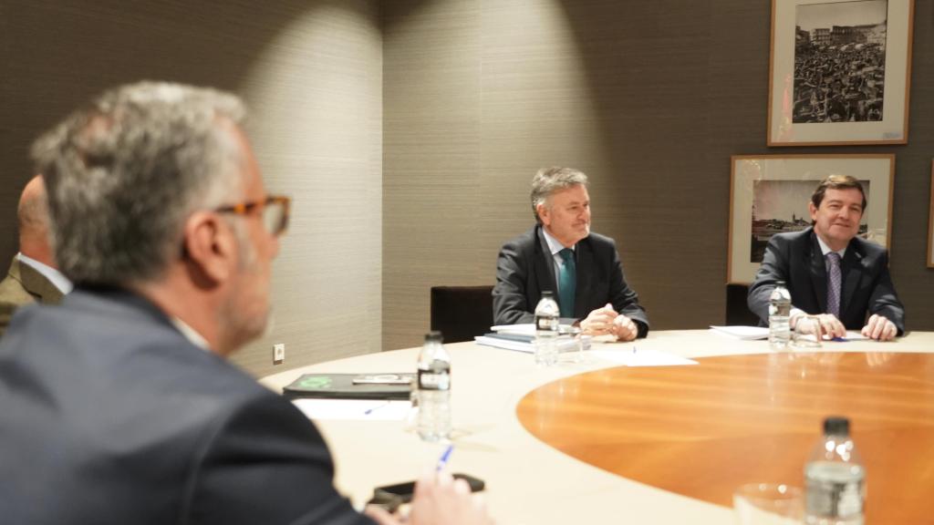 El presidente de la Junta en funciones, Alfonso Fernández Mañueco, durante su reunión con el candidato de Vox, Carlos Pollán, el pasado 25 de marzo en las Cortes de Castilla y León