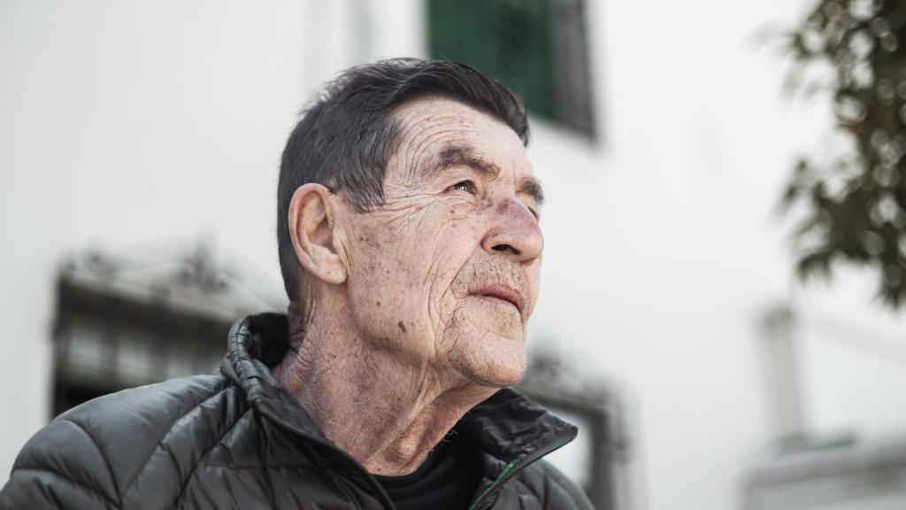 El juez de Menores Emilio Calatayud posa para EL ESPAÑOL en el Albaicín en Granada.